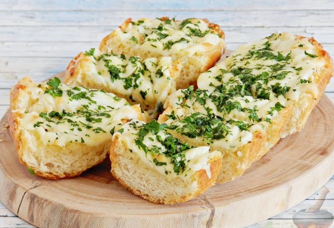 Багет с чесноком и травами