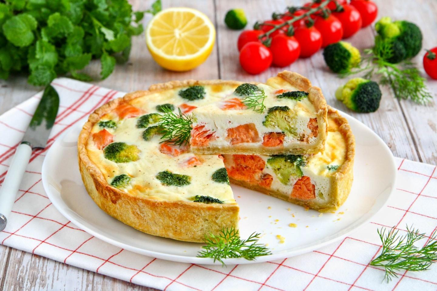 Киш с лососем и брокколи
